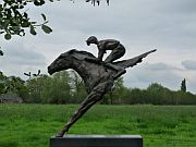 Numero uno-nummer 1 is een bronzen beeld van een jockey te paard | bronzen beelden en tuinbeelden, figurative bronze sculptures van Jeanette Jansen |